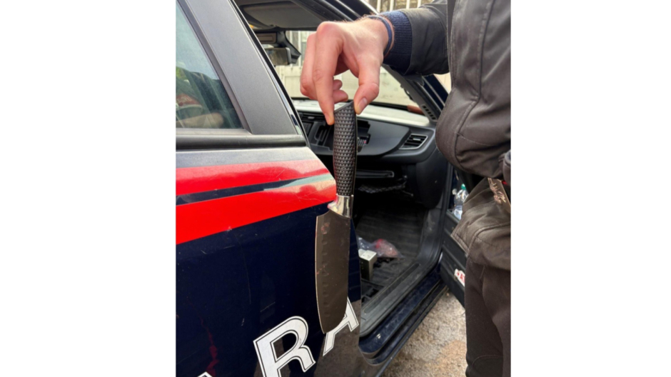 Donna entra in un asilo con un coltello, immobilizzata dai carabinieri con il taser